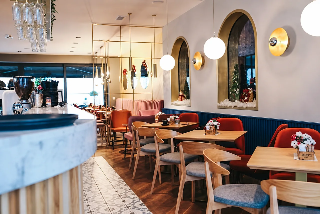 Kafić MoMo Bar & Play sa lounge stolovima i toplom rasvetom