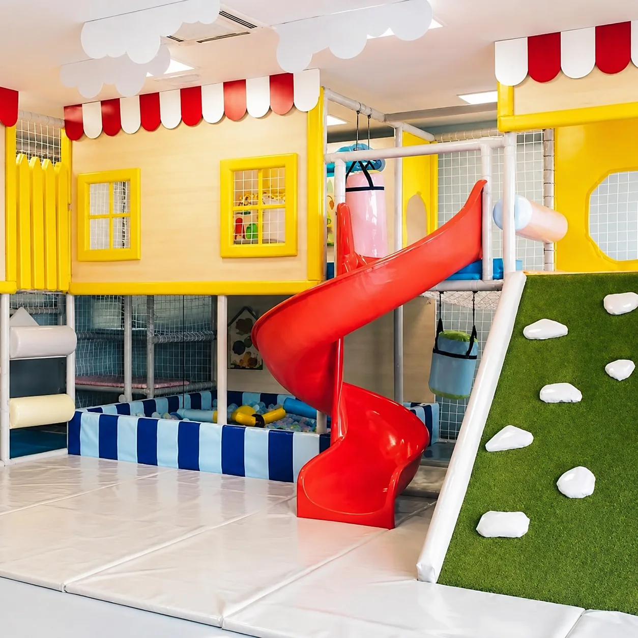 Dečija igraonica MoMo Bar & Play sa toboganom i penjalicom